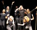 Bild: Dagmar Williamson
Erzwungener Spaß hat auch einmal ein Loch. Nein, das ist wohl kaum der Weg zum Glück der Theatergruppe von der Franz-Xaver-von-Schönwerth-Realschule.