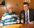 Bild: Hirsch
Thomas Falter gratulierte Maria Eichenseher am Samstag zum 99. Geburtstag.