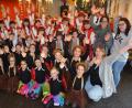 Bild: jr
Gute Laune brachten die 45 Kinder des "Gaudiwurms" und des TuS Mitterteich am Donnerstagnachmittag ins Cafe des Mehrgenerationenhauses, als sie mit Garde- und Showtänzen die Besucher begeisterten. AWO-Geschäftsführerin Angelika Würner (links) bedankte sich bei den Kindern mit süßen Aufmerksamkeiten.