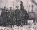 Repro: wro
Der Postbetrieb im Gasthof „Bayerischer Hof“ war längst zur Gewohnheit geworden. An einem Wintertag trafen sich die königlich bayerischen Postbediensteten vor dem Gasthaus (rechts der Bayer-Saal), um dort ein Gruppenfoto zu schießen.