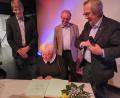 Bild: mma
Renate Schmidts Eintrag ins Goldene Buch verfolgen Michael Rischke, Siegfried Kratzer und Franz Mädler.