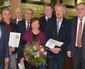 Bild: Kunz
Neben den Sportlern standen auch die Funktionäre im Mittelpunkt. Oberbürgermeister Kurt Seggewiß (4.v.l.), Bürgermeister Jens Meyer (links) und Bürgermeister Lothar Höher (rechts) würdigten die jahrzehntelangen ehrenamtlichen Leistungen von Rainer Heinold und Bernhard Schlicht (3. und 2.v.r.), beide Turnerbund, mit der Plakette in Silber. Christof Franke (2.v.l) und Gertraud Markl (vorne Mitte), beide DJK, bekamen die Plakette in Bronze. 3.v.l.: Der Stadtverbandsvorsitzende für Leibesübungen, Reinhard Meier.
