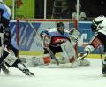 Bild: gb
Am 27. Januar (Szene) bot Devils-Goalie Johannes Wiedemann beim 3:2-Sieg nach Verlängerung gegen die Starbulls Rosenheim eine starke Leistung. Am Sonntag zogen die Weidener in Rosenheim mit 1:6 den Kürzeren. Wiedemann musste im ersten Drittel vier Mal hinter sich greifen und wurde dann von Förderlizenzkeeper Niko Stark abgelöst.
