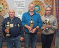 Bild: sön
Schützenmeister Josef Spies zeichnet Günter Schötz (Senioren) und Erwin Appel (Schützenklasse) mit Pokalen aus. An Sarah Appel (Jugend, von links) überreicht Jugendleiter Erwin Appel den Pokal.