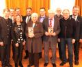 Bild: fvo
Erika Eichenseer (vorne Dritte von rechts) und Georg Schmidbauer (vorne Zweiter von rechts) haben das Buch "Geschichten aus dem Schönwerth-Land" bearbeitet und zusammengestellt. Nun stellen sie es im Beisein vieler "Prominenz" der Öffentlichkeit vor.
