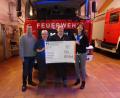Bild: mng
Da haben Feuerwehr-Vorsitzender Hans Stangl und Kassenwart Matthias Keilwerth gut lachen: 300 Euro konnten sie von Frauenbund-Teamsprecherin Christine Pfeiffer und Kassenvorstand Rosa Deglmann entgegennehmen.