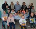 Bild: jr
Große Freude bei den Pechbrunner Schulkindern über die neu eingerichtete Lese- und Spielecke in der Aula der Grundschule. Dank der finanziellen Unterstützung des Elternbeirates und der Gemeinde konnte das Projekt in die Realität umgesetzt werden. Bei der Übergabe mit dabei waren (hinten von links), Bürgermeister Ernst Neumann, Elternbeiratsvorsitzende Sandra Dehmel, sowie die Elternbeiräte Thomas Lippert und Manuela Schinner, sowie Lehrerin Silke Ruß.