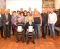 Bild: hcz
Vorsitzender Klaus Fischer (Dritter von rechts) und sein neuer Stellvertreter Hans Gallersdörfer (links) gratulieren den für 40-jährige Mitgliedschaft Geehrten (vorne) und den Neugewählten.