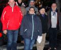 Bild: jr
Die Pilger aus Konnersreuth im französischen Wallfahrtsort Lourdes, mit (erste Reihe von links) Hugo Schiml, Petra und Roland Günthner, sowie Pfarrseelsorger Pater Benedikt Leitmayr. Im Hintergrund Elisabeth und Siegfried Schiml. Im Hintergrund die Erscheinungsgrotte.
