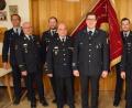 Bild: mde
Michael Eldracher (Mitte) wurde als neuer stellvertretender Kommandant der Kötzersdorfer Feuerwehr gewählt. Er leitet mit Kommandant Markus Nickl (Vierter von links) die aktive Feuerwehr. Der bisherige zweite Kommandant Tobias Busch (Dritter von links) wird dennoch die Aktivitäten der Wehr weiterhin unterstützen. Bürgermeister Werner Nickl und KBM Florian Braunreuther (von rechts) leiteten mit KBI Otto Braunreuther (Zweiter von links) die Wahl. Auch Vorstand Peter Hautmann (Iinks) und zweiter Vorsitzender Stefan Pflanzl (Dritter von rechts) gratulierten.