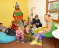 Bild: wrt
Geschminkt lauschen die Kinder in der Pfarrbücherei den Erlebnissen von Pippi Langstrumpf.