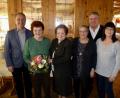 Bild: usc
In der Jahreshauptversammlung des VdK-Ortsverbands Luitpoldhöhe-Poppenricht gab es Blumen für Monika Pirkl (Zweite von links) als 300. Mitglied. Dazu gratulierten (von links) 2. Bürgermeister Hermann Böhm, VdK-Kreisvorsitzende Marianne Kieß-Baldasty, Frauenbeauftragte Eva Senft sowie die Vorstandsmitglieder Frank Senft und Hedwig Rössner.