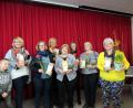 Bild: ubb
Moderatorin Dagmar Franz (rechts) bedankte sich herzlich mit Blumen und einem in Tirschenreuth selbst gerösteten Kaffee bei den Frauen des Evangelischen Frauenteams Dakanat Weiden für diesen großartigen Vortrag.