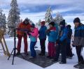 Bild: u
Die Dritt- und Viertklässler der Grundschulen Hirschau, Ehenfeld und Schnaittenbach sammeln beim Wintersporttag an der Silberhütte nicht nur erste Erfahrungen beim Skilanglaufen. Stefan Gmeiner vom Langlaufzentrum weiht die Kinder sogar in das Schießen mit dem Lasergewehr ein.