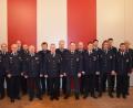 Bild: mde
An die Uniformjacke von 12 der 13 für 25-jährige aktive Feuerwehrdienstzeit ausgezeichneten ehrenamtlichen Feuerwehrleuten können Landrat Wolfgang Lippert (rechts) und Kreisbrandrat Andreas Wührl (Sechster von links) die Feuerwehrehrenkreuze in Silber anbringen und die Urkunden überreichen. Ihnen gratulieren Bürgermeister Werner Nickl und KBM Florian Braunreuther (links) sowie KBM Alois Schindler (Vierter von links).