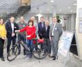 Bild: Klinikum/Dietl)
Marga Gottschalk freut sich über ihr E-Bike. Auf dem Bild von links: Ulrike Dropco (stellvertretende Pflegedirektorin), Harald Hollnberger (Ärztlicher Direktor), Josef Schuller (stellvertretender Personalratsvorsitzender), E-Bike-Gewinnerin Marga Gottschalk, Gutschein-Gewinner Jürgen Müller, Hubert Graf (Kaufmännischer Direktor), Sponsor Peter Stadler und Manfred Wendl, Vorstand des Klinikums St. Marien.
