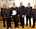 Bild: arw
Mit Wirkung vom 1. März ist Dr. Rüdiger Hettler (Dritter von links) Feuerwehrarzt des Landkreises. Landrat Andreas Meier überreicht die Ernennungsurkunde und Martin Liste, Marco Saller, Wolfgang Schwarz und Martin Weig (von links) gratulieren.