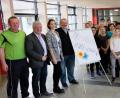 Bild: le
Ein „ Herzliches Willkommen" sagten Rektor Gerhard Steiner und Bürgermeister Günter Stich den Schülern, Lehrern und Schulleiter Karl Rada aus dem tschechischen Tlučná beim ersten Besuch in der Flosser Grund- und Mittelschule.