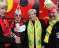 Bild: kro
Unser Bild zeigt bei der Spendenübergabe, von links Rosamunde-Präsident Heinz Kilian, Zeremonienmeister Erwin Jaspers, Tursiana-Präsidentin Iris Fennerl und Tursiana-Vorsitzender Klaus Behnke, die das Geld an die Familie von Hugo weiterleiten werden.