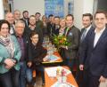 Bild: Gabi Schönberger
Mit Blumen verabschiedet der alte und neue Vorsitzende des Bundeswahlkreises Weiden-Neustadt-Tirschenreuth, Albert Rupprecht (Dritter von rechts), Petra Dettenhöfer. Sie gehörte 25 Jahre der Bundeswahlkreiskonferenz an. Bei der Europawahl am 26. Mai ruhen die Hoffnungen auf Christian Doleschal (rechts).