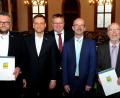 Bild: Stephan Huber
Die Teilnehmerurkunden am Umweltpakt Bayern überreicht Oberbürgermeister Michael Cerny an die Unternehmensvertreter Markus und Thorsten Jokiel (von links) sowie Walter und Urs Herding (von rechts).