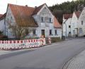 Bild: bö
Die Engstelle an der Staatsstraße 2235 in Hohenburg wird verschwinden. Das Wohnhaus "Jakobusstraße 5" auf der linken Seite wird abgerissen, um eine übersichtlichere Straßenführung zu erreichen.