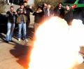 Bild:  Stephan Huber
Von wegen Schwarzpulver: In einen glühend roten Feuerball verwandelt sich schon eine kleine Menge davon samt Explosion, wie die Teilnehmer eines entsprechenden Lehrgangs im Schützenheim am Kugelfang gezeigt bekamen. Den Kurs hatte die vom Namen her ebenfalls passende Sportleiterin Regina Feuerer nach Amberg geholt.