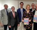 Bild: bgm
Tina und Ralf Kiener (Dritte und Vierter von rechts) stellen bei einem Meeting des Lionsclubs Neustadt/WN-Lobkowitz den Verein Karolina vor. Die Lions um Präsident Christian Kick (von rechts) und Vize Klaus Berberich sowie um Hilfswerk-Präsident Dietmar Prusko (von links) und Vize Jürgen Schnappauf helfen mit der Faschingskrapfen-Aktion.