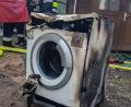 Bild: rw
Ein technischer Defekt ist wohl die Ursache für den Brand einer Waschmaschine in Burggrub. Nach dem Löschen bringen die Einsatzkräfte den „Übeltäter“ ins Freie.
