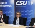 Bild: Petra Hartl
Es ist nicht nur eine nette Geste, dass Oberbürgermeister Michael Cerny (links) und der Vorsitzende der CSU-Stadtratsfraktion, Dieter Mußemann, die Stadträtin Michaela Frauendorfer in die Mitte genommen haben. Sie soll den Vorsitz des christsozialen Kreisverbands übernehmen.