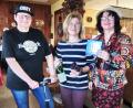 Bild: hai
Mit ihrem Sketch "Der runde Geburtstag" bringen Martina Leiter (von links), Renate Fraunholz und Rita Krapf beim Kaffeekränzchen des Frauenbunds die Gäste zum Lachen.