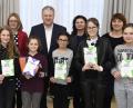 Bild: san
Die Teilnehmer des Regionalentscheids mit den Jurymitgliedern und Siegerin Katia Kohler (vorne Mitte mit den zwei Büchern), die den Landkreis beim Bezirksentscheid vertreten und gegen andere Oberpfälzer Kreis- und Stadtsieger antreten wird.