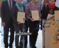 Bild: jpl
Die Abschiedsfeier machte deutlich, wie beliebt und geschätzt die drei Kolleginnen an der Fichtelnaabtal-Grund- und Mittelschule waren. Von links: Schulverbandsvorsitzender und erster Bürgermeister Peter König, Gabriele Schraml, ehemaliger Rektor Ludwig Frank, Brigitte Wölfel, Rektorin Sabine Graser und Ingeborg Drehobel
