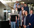 Bild: wro
Fünf junge Wiesauplast-Mitarbeiter haben ihren Abschluss mit Bravour geschafft. Zu den guten Zeugnissen gratulieren Harald Strobl und Miriam Hager (vorne von rechts) sowie die Ausbilder und der Wiesauplast-Betriebsrat.