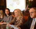 Bild: Kunz
Projektmanagerin Lisa Völkl und Geschäftsführerin Andrea Schild-Janker stellen im Beisein von Kassiererin Dagmar Nachtigall und Bürgermeister Lothar Höher (von links) das Jahresprogramm des Stadtmarketings vor