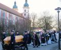 Bild: do
Eskortiert von Kameraden der Freiwilligen Feuerwehr Speinshart wurde der Sarg mit dem Leichnam des Verstorbenen in einem stillen Trauerzug von der Klosterkirche zum Konventgrabim Friedhof Speinshart gefahren