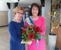 Bild: exb
Rektorin Hannelore Reil-Heining überreicht Marie Luise Pfeifer zum Abschied einen Strauß Blumen.