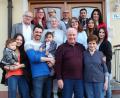 Bild: cs
Mit Ehefrau Helga, den drei Kindern und deren Familien, darunter fünf Enkelkinder und zwei Urenkel, feierte Adolf Schertl (vorne, Zweiter von rechts) seinen 80. Geburtstag. Mit im Bild Dritter Bürgermeister Norbert Gradl (hinten, links).