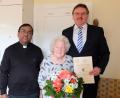 Bild: Stefanie Gradl
Bürgermeister Hans-Martin Schertl (rechts) und Pfarrvikar Hrudaya Kumar Madanu überbringen der Jubilarin Elisabeth Schmidt die Glückwünsche zum 90. Geburtstag.