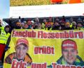 Bild: exb
Riesenplakat, gelbe Westen: Die Flossenbürger Fans von Eric Frenzel sind in Seefeld nicht zu übersehen – und zu überhören. Stefan Meiler (Zweiter von links) hat ein bisschen die Organisation übernommen. Auch Frenzels Ehefrau Laura (Dritte von rechts) ist immer dabei. 	Bild: exb