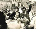 Archivbild: Richard Heider
Fasching 1984. Oberbürgermeister Franz Prechtl (links) hat sich einen ganz besonderen Gast auf seinen Wagen gesetzt: Den damaligen Landrat Hans Wagner.