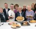 Bild: Gabi Schönberger
Tausende Kalorien, hundertfacher Genuss, aber nur drei Siegertorten präsentieren Veranstalter und Jury. Gebacken haben sie Helmut Meier (Dritter von links), Angelika Janner (Dritte von rechts) und Gerlinde Lohrer, die als Hauswirtschaftslehrerin unterrichtete und bei der Preisvergabe nicht anwesend sein konnte.