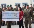 Bild: frd
Vor dem Einrücken zur Typisierung überreichten die Soldaten der dritten Kompanie eine Spende an Franziska Heimhuber (DKMS) im Beisein von Hauptmann Markus Eckert (links), Oberstabsfeldwebel Jürgen Wölfl (dahinter), sowie Oberleutnant Steven Bussmeier (rechts daneben). Weitere 900 Euro gingen im Laufe des Nachmittags ein.