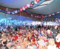 Bild: fjo
In der dicht belegten Schulturnhalle feiert der Faschingsverein mit einer berauschenden Faschingsfete sein zehnjähriges Bestehen.