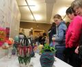 Bild: Wolfgang Steinbacher
Die Besucher der Vernissage bewundern die unterschiedlichen Arbeiten der Schüler – wie zum Beispiel Entwürfe für Vasen.