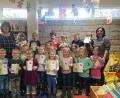 Bild: exb
Stolz präsentieren die Mädchen und Buben des katholischen Kindersgartens beim Abschlussfest in der Marktbücherei ihren Büchereiführerschein.