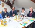 Bild: njn
Die Sorgen um die zukünftige Altenpflegehelferausbildung trägt die Chefin des BBZ in Erbendorf, Hannelore Doleschal (Vierte von rechts), bei einem Gespräch Bundestagsabgeordneten Albert Rupprecht (Dritter von links) vor. Mit auf dem Bild (von links) Trägervereinsvorsitzender Johannes Reger, Bürgermeister Hans Donko, die stellvertretenden Schulleiter Claudia Wolf und Matthias Dumler sowie Lehrkraft Manuela Ruf.