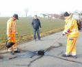 Bild: exb
Der Winter hinterlässt Spuren. Mitarbeiter des Windischeschenbacher Bauhofs bessern Risse im Asphalt aus.