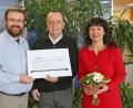 Bild: exb
Hans Walter (links) und Gabriele Scherl überreichen Dr. Stefan Sammet einen Scheck über 1000 Euro für die Hospizarbeit Bayreuth.