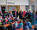 Bild: twi
Die Kinder vom Kinderhaus St. Josef waren als Zaungäste gekommen, bevor das "Wernberger Weiberkomite" zum Sturm aufs Rathaus ansetzte
